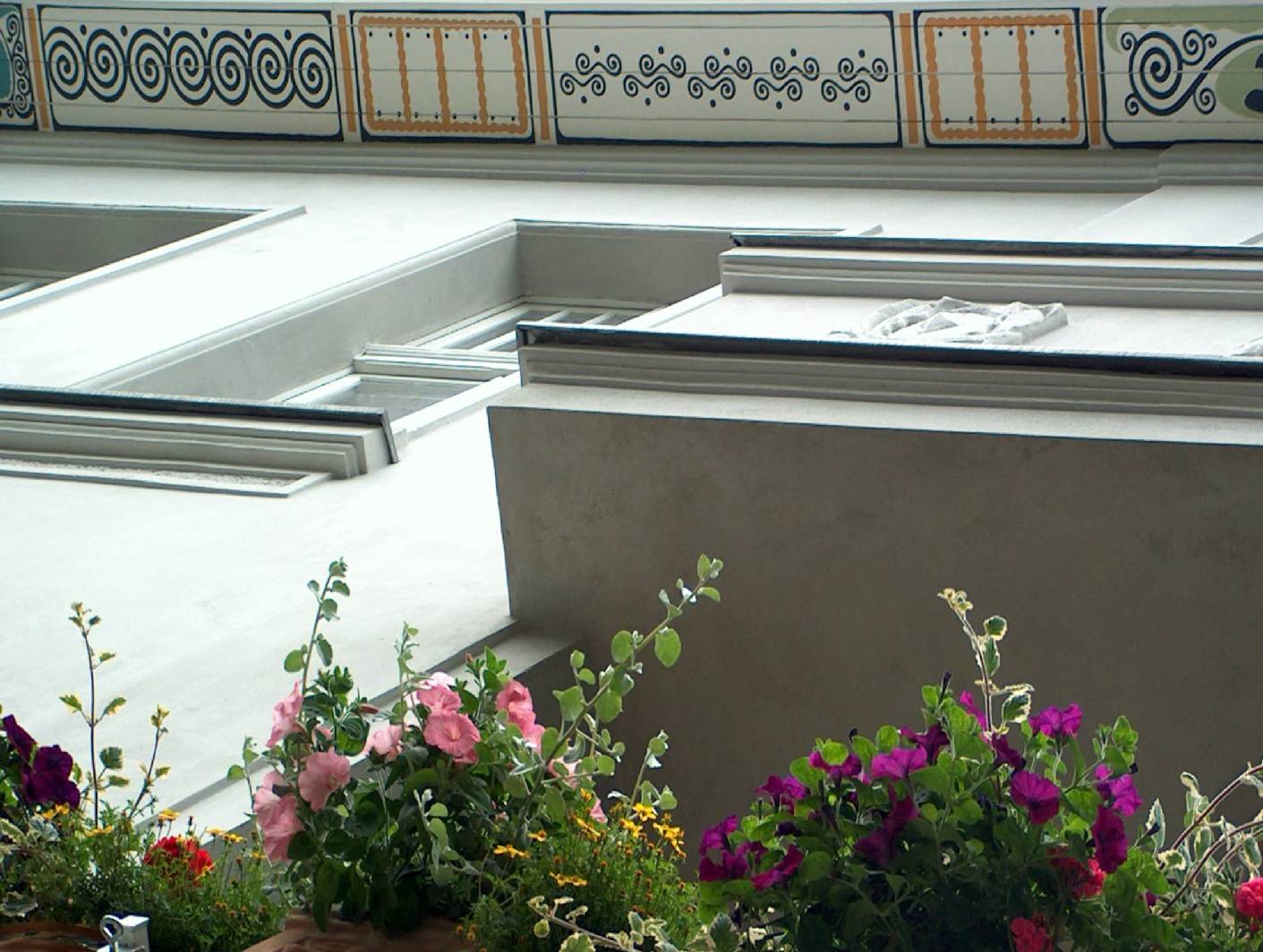 Die historische Bemalung des Dachkastens  wurde von Malermeister Norbert Schimpf und J. Konieczny (Restaurator) abgenommen. Nachdem die Schablone angefertigt wurde hat Malermeister Norbert Schimpf die historische Bemalung an dem Dachkasten angebracht.